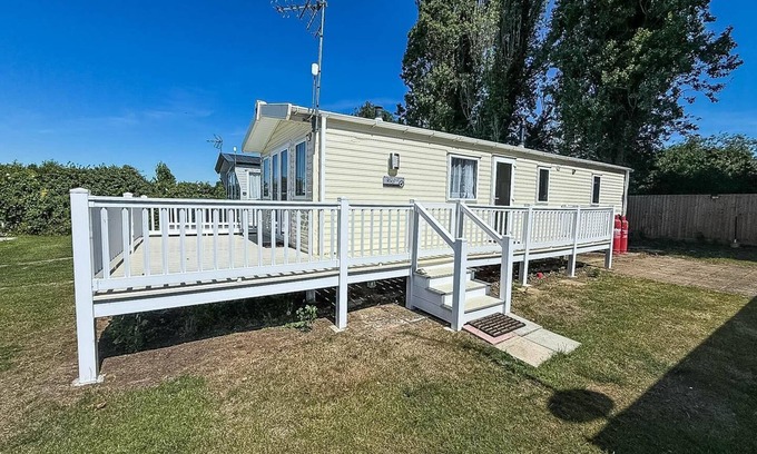 Harwich House | Gorgeous 6 berth caravan with decking area, Dovercourt Holiday Park ref 44510A