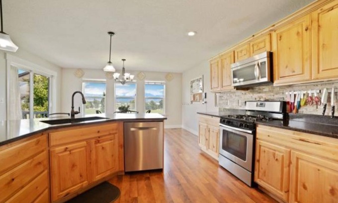 Saratoga Springs House | Gorgeous 6BR Lake View Retreat in Saratoga Springs