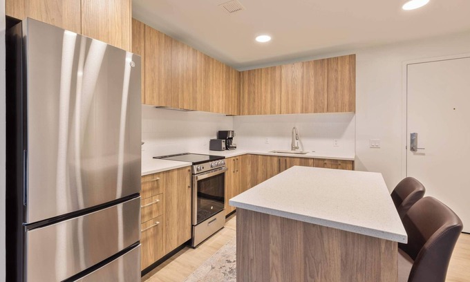 Fenway–Kenmore Apartment | Gorgeous Apt with Kitchen and Gym
