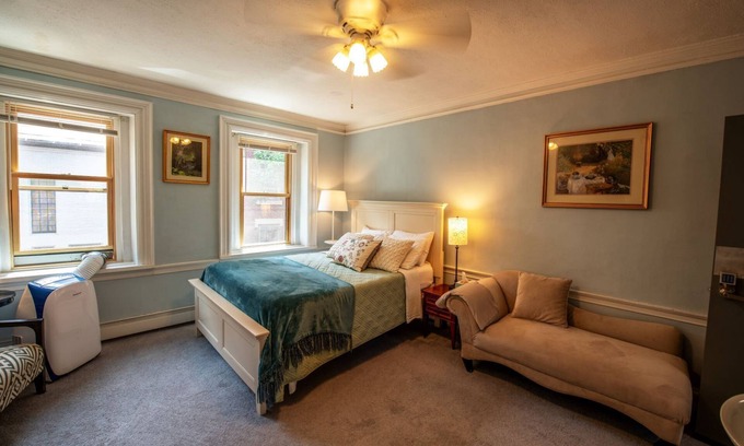 Beacon Hill House | Gorgeous Beacon Hills Studio next to State house