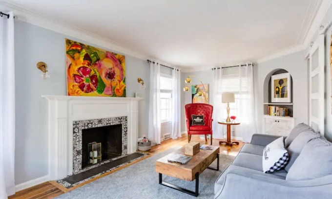 Detroit House | Gorgeous, Bright & Cheerful home away from home - Mins to Dntwn Det