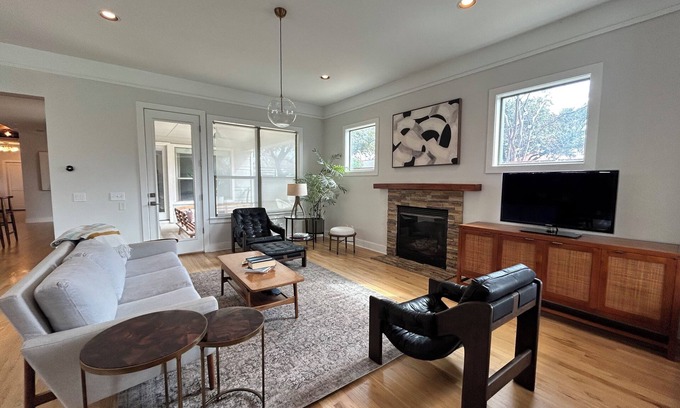 Hyde Park House | Gorgeous Central Austin home minutes from UT and Downtown