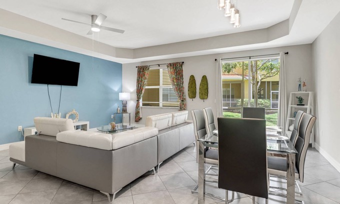 Biggar Condo | Gorgeous Condo! Bikes, Beach Gear, Close to Beaches, Shops & Dining! Gated Community, Garage & WiFi!