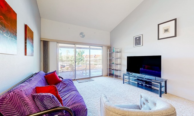 Desert Shores Condo | Gorgeous condo with hot tub, pool, tennis court, & grilling area - lake access