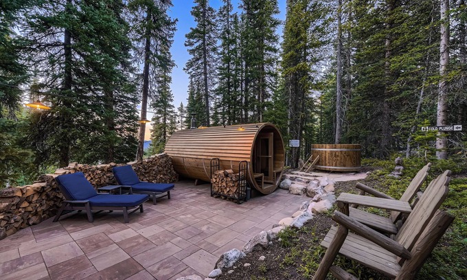 Breckenridge House | Gorgeous Custom Log Home w Amazing Views, Two Saunas, Hot Tub and Cold Plunge!