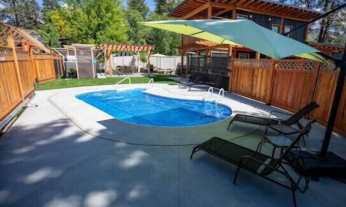 Okanagan-Similkameen House | Gorgeous Custom Post & Beam Carriage House with Pool and Swim Spa