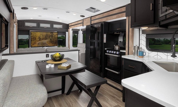Bull Creek House | Gorgeous Family Friendly Rentable RV Close To Attractions in Branson!
