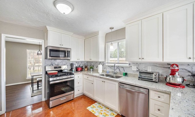 Greater Fondren Southwest House | GORGEOUS FAMILY HOME - MINS TO DOWNTOWN HOUSTON