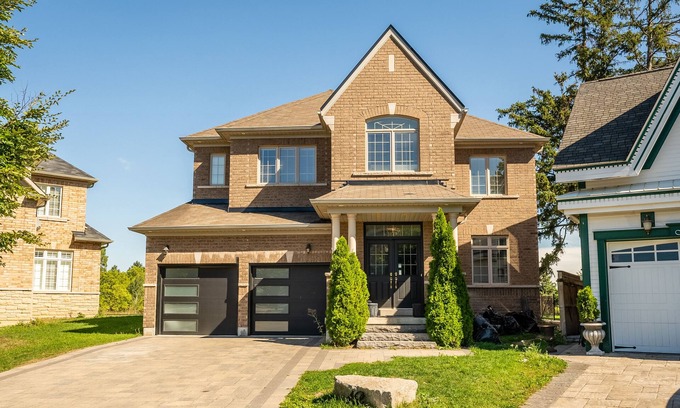 Brampton House | Gorgeous Family Home with a huge backyard facing a Pond