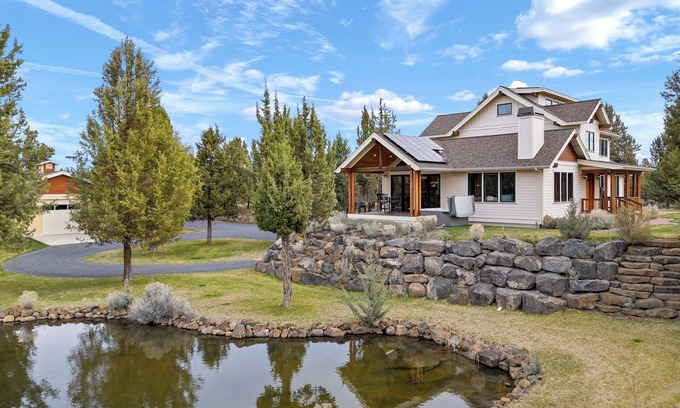 Bend House | Gorgeous Family Retreat, Hot Tub, A/C, Views, Ponds, Wiildlife