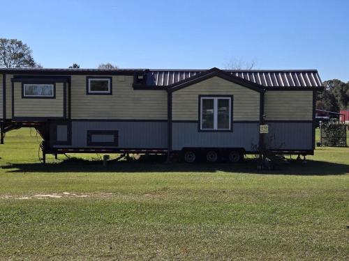 Georgia Coast House | Gorgeous, Fully-Equipped Tiny House Rental for Glamping Escapes in Georgia