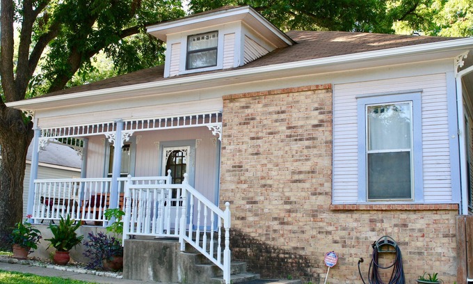 Holly House | Gorgeous Garden St. House -Close to Downtown, Shops, Cafes, Parks, Music, Trails