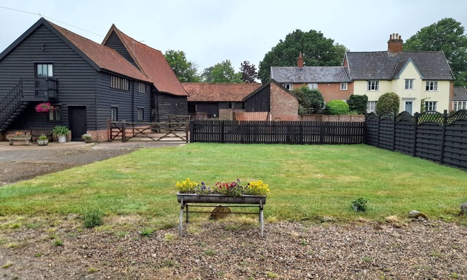 Chediston House | Gorgeous 2 bedroom Barn, Pet friendly, close to Halesworth