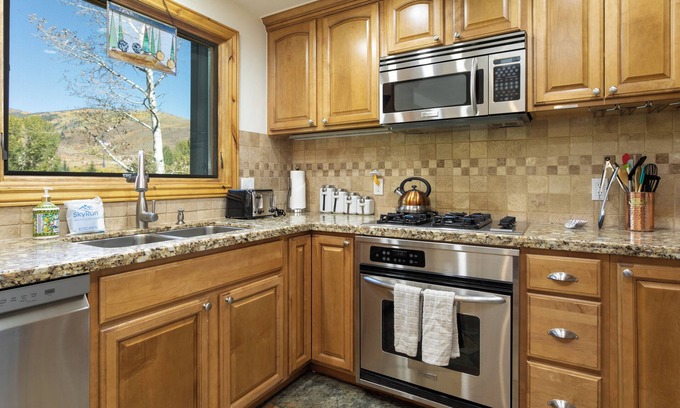 Eagle-Vail Condo | Gorgeous Golf Course Townhome, Private Hot Tub, Minutes to Vail/Beaver Creek