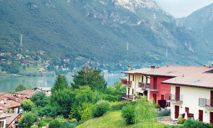 Crone House | Gorgeous Holiday Home near Idro with Private Terrace