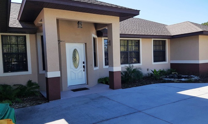Englewood South House | GORGEOUS HOME 5 MIN FROM THE BEACH