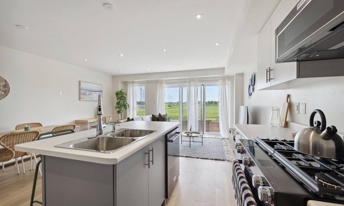 Clarington House | Gorgeous Home In Bowmanville On The Shores Of Lake Ontario