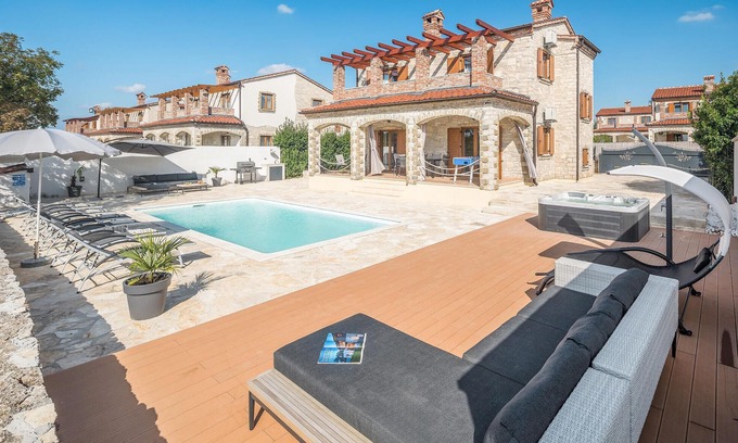 Cabrunici House | Gorgeous home in Cabrunici with WiFi