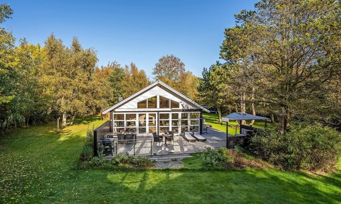 Dannemare House | Gorgeous home in Dannemare with kitchen