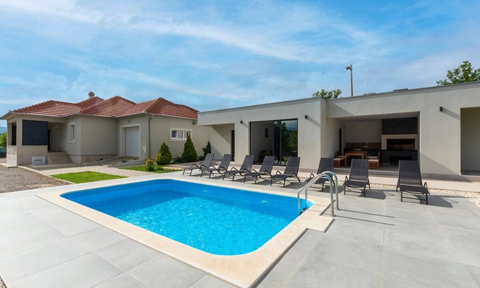 Dicmo House | Gorgeous home in Dicmo with sauna