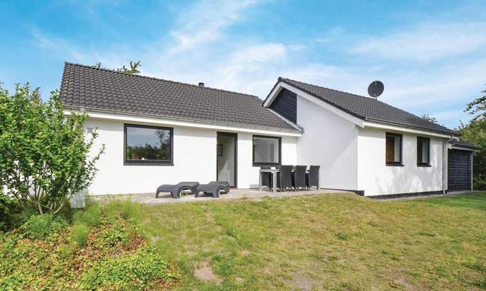 Lyngsbæk Strand House | Gorgeous home in Ebeltoft with sauna