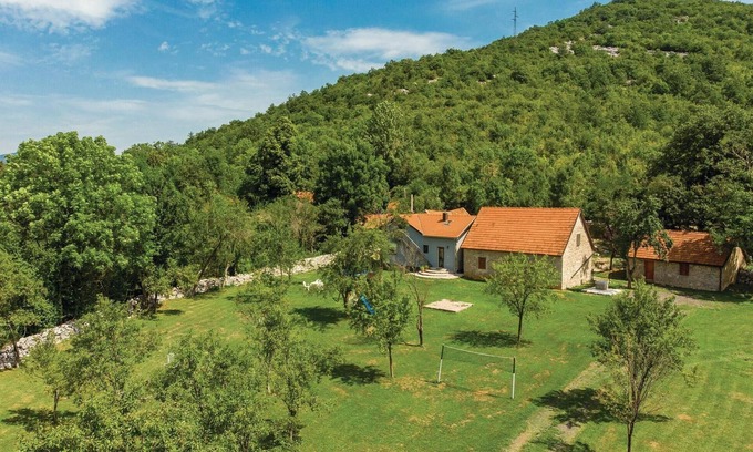 Municipality of Gracac House | Gorgeous home in Gracac with kitchen