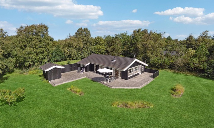 Bratten Strand House | Gorgeous home in Jerup with sauna