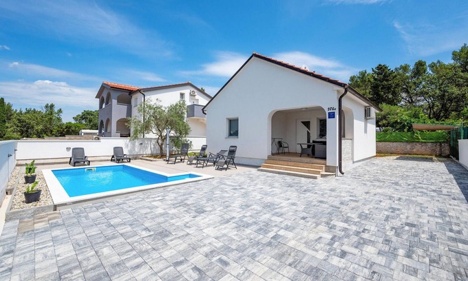 Peroj House | Gorgeous home in Peroj with WiFi