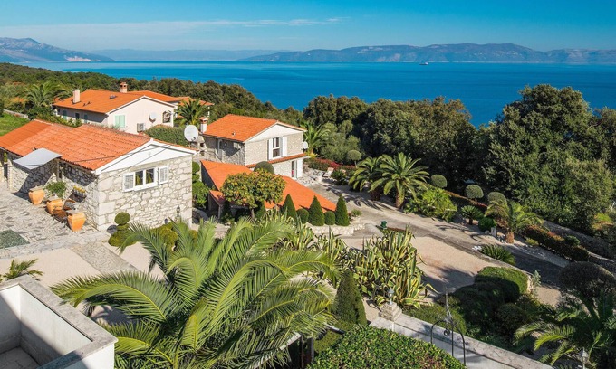 Ravni House | Gorgeous home in Ravni with WiFi