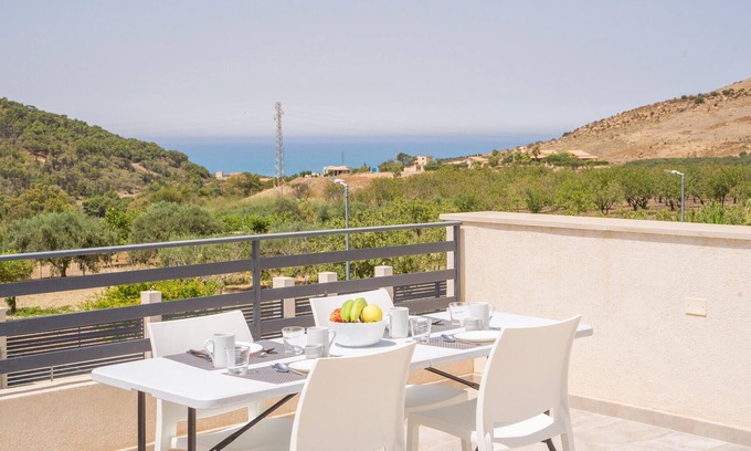 Realmonte House | Gorgeous home in Realmonte with kitchen