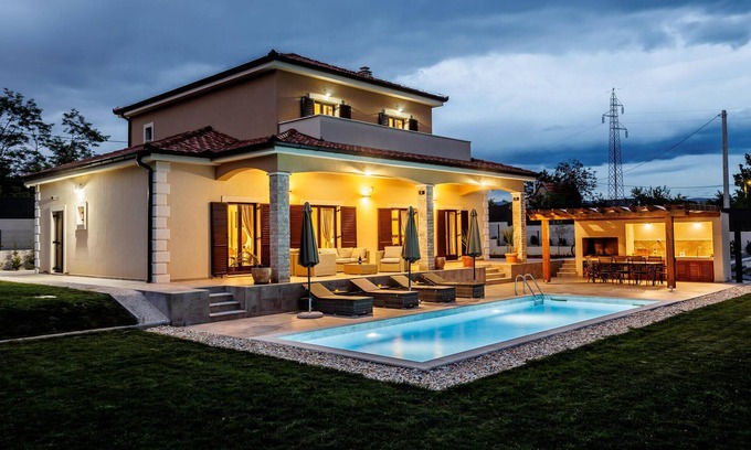 Suhac House | Gorgeous home in Sinj with sauna