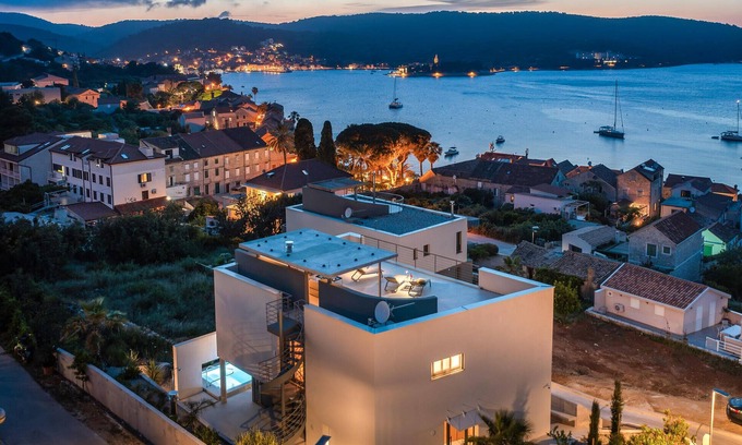 Vis House | Gorgeous home in Vis with sauna