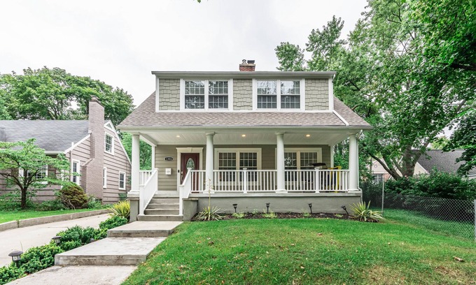 Dicken House | Gorgeous Home Steps From the BIG HOUSE!