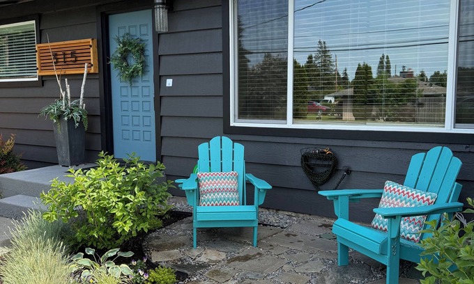 SeaTac House | Gorgeous home w/AC enjoy hot tub & amazing yard only minutes to SEATAC airport