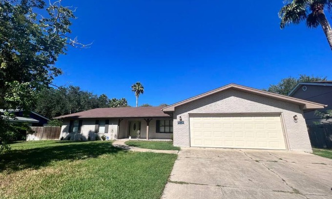 Harlingen House | Gorgeous home with a pool 2600 sqft