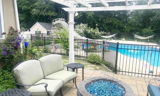 Rotterdam House | 🔥 Gorgeous Home with HOT TUB, GYM and Pool ⛲