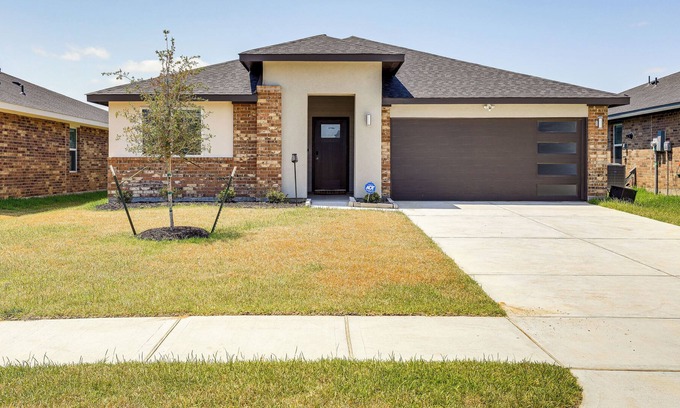 Barker House | Gorgeous Katy Home w/ Pool Access!
