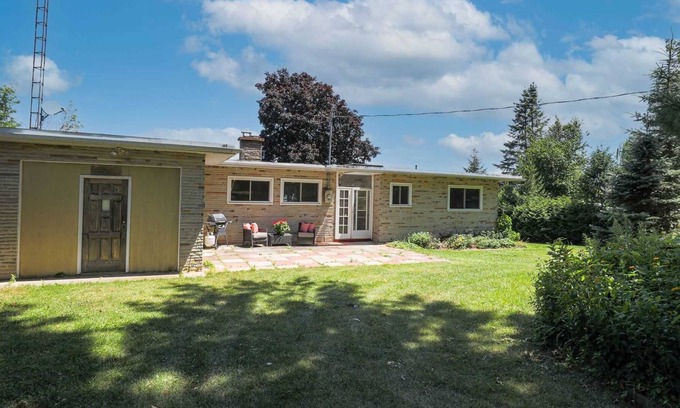 Valentia Cottage | Gorgeous Lakefront 5-Bedroom Cottage 40min to TOR.