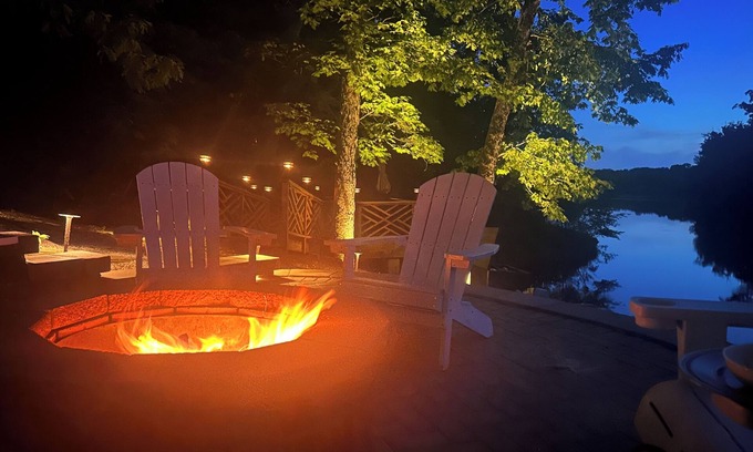 Wright City House | Gorgeous Lakefront Getaway - Innsbrook Chalet with Outdoor Spa!