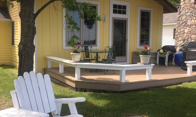 Pellston Cabin | Gorgeous Lakeside- BeachBucket-sandy kid friendly, happy spot+add Lil’Red Cabin
