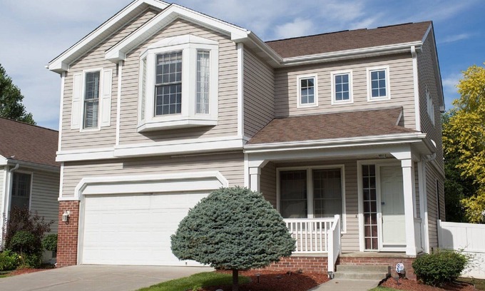 West Omaha House | Gorgeous Large Family Home in Omaha for 10 guests