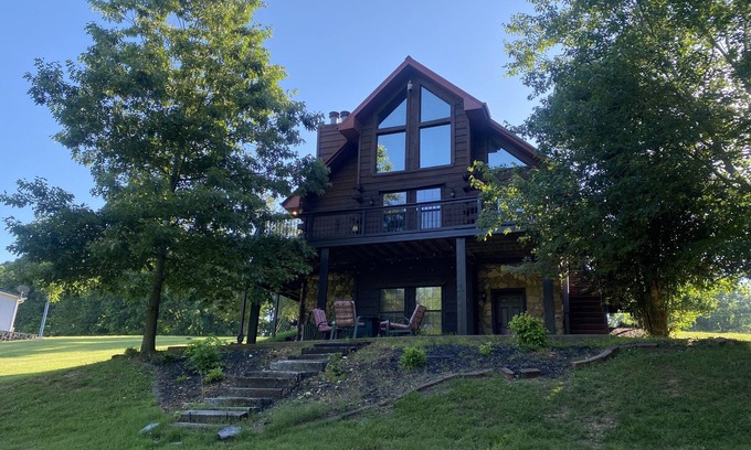 Eddyville House | Gorgeous large waterfront log lake home with private dock!