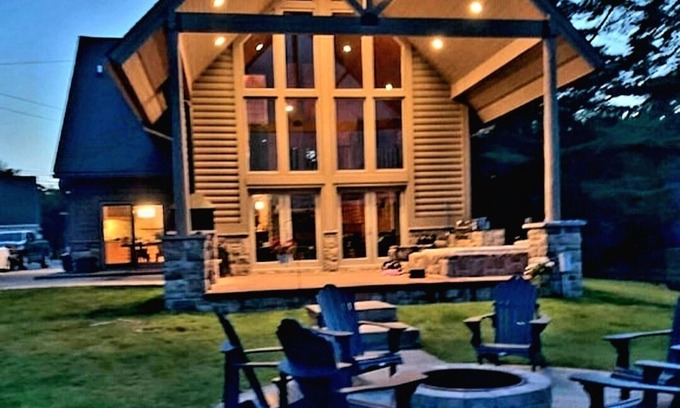 Howell Cottage | Gorgeous lodge for up to 16 with hottub & games room on all-sports Thompson Lake