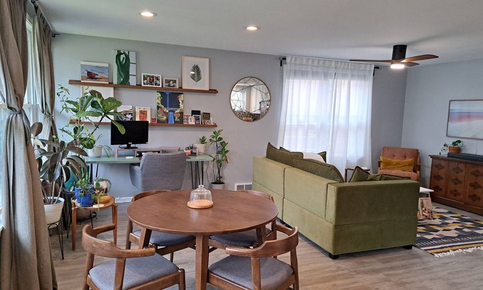 West Ridge House | Gorgeous Mid Century 3 bed with hot tub near Lincoln Square