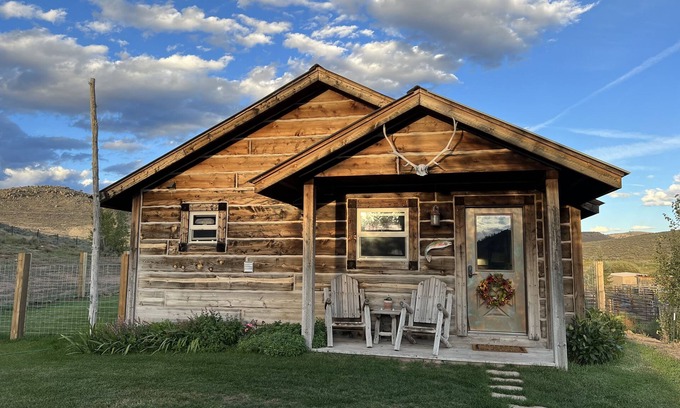 Gunnison Cabin | gorgeous modern cabin on private ranch