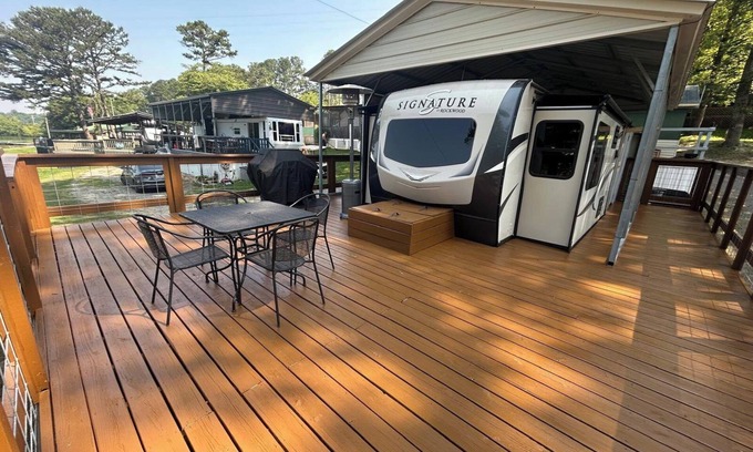 Dandridge RV Rental | Gorgeous modern Camper located on Lake Douglas close to all area attractions!