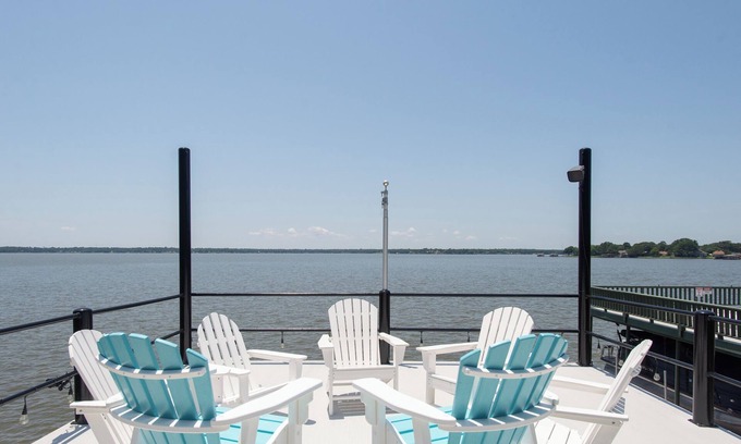 Cedar Creek Reservoir House | Gorgeous Modern Lakeside Getaway in Gun Barrel City