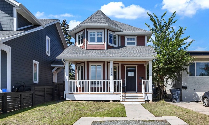 Prince George House | Gorgeous New, Downtown, Modern Victorian Dream Home in Beautiful Nieghborhood