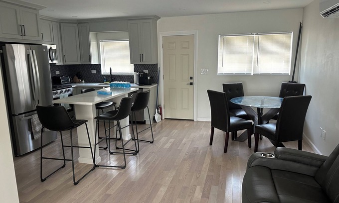 South Side House | Gorgeous newly renovated 3 bedroom house in Mount Vernon AC WiFi high end apln