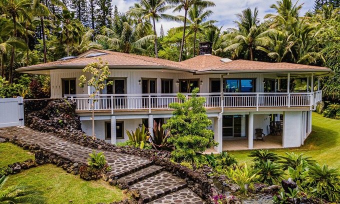 Kapoho House | 🌴 Gorgeous Oceanfront Luxury Retreat 🌊 private pool, black sand beach, pond, AC